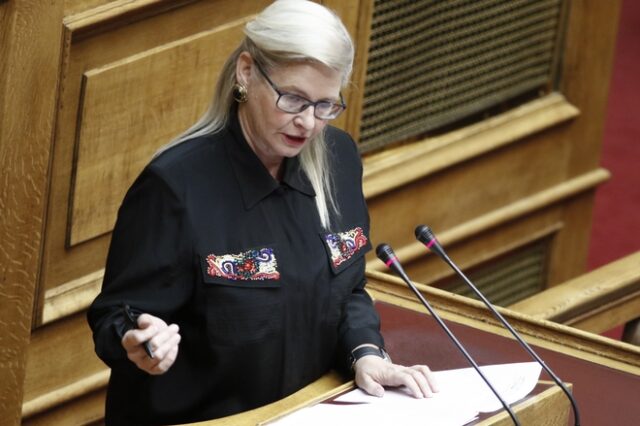 Υπέρ Μίκη Θεοδωράκη η Ζαρούλια της Χρυσής Αυγής