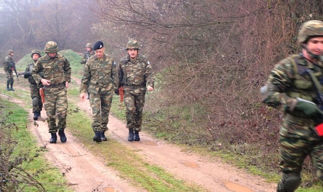 Ο αρχηγός ΓΕΣ πήγε και στην περιοχή που συνελήφθησαν οι δύο Έλληνες στρατιωτικοί