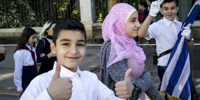 25η Μαρτίου: Μαθητική παρέλαση στο κέντρο της Αθήνας με χαμόγελα