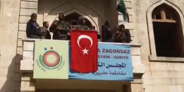 Σόου Ερντογάν στο Αφρίν: Οι Τούρκοι κρέμασαν τουρκικές σημαίες και γκρέμισαν κουρδικά αγάλματα