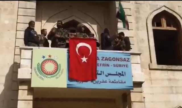 Σόου Ερντογάν στο Αφρίν: Οι Τούρκοι κρέμασαν τουρκικές σημαίες και γκρέμισαν κουρδικά αγάλματα