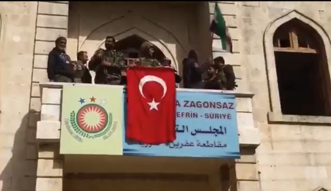 Σόου Ερντογάν στο Αφρίν: Οι Τούρκοι κρέμασαν τουρκικές σημαίες και γκρέμισαν κουρδικά αγάλματα