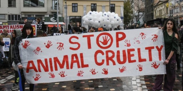 Γυμνή συγκέντρωση διαμαρτυρίας στο Μοναστηράκι για τα δικαιώματα των ζώων