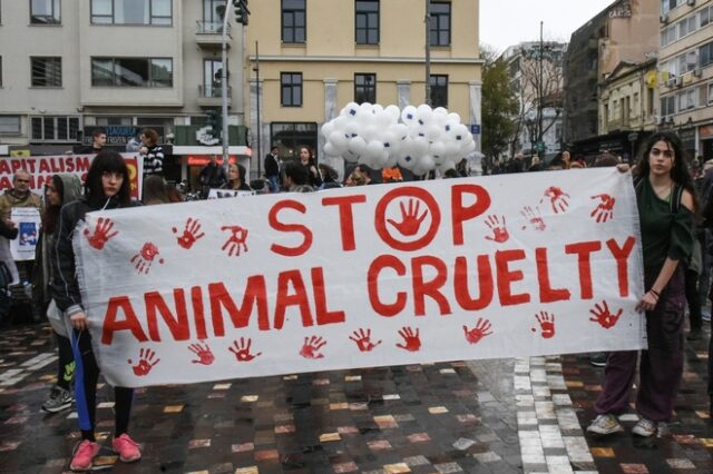 Γυμνή συγκέντρωση διαμαρτυρίας στο Μοναστηράκι για τα δικαιώματα των ζώων