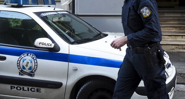 Απαγχονισμένη βρέθηκε μία νεαρή γυναίκα στο διαμέρισμά της στην πλατεία Μαβίλη
