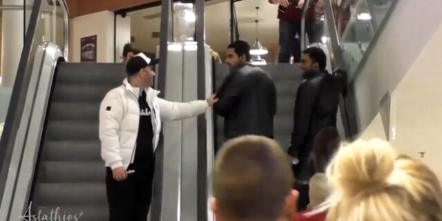 Φάρσα-κοινωνικό πείραμα: Εσύ τι θα έκανες αν ένας άγνωστος σε χάιδευε στις κυλιόμενες;