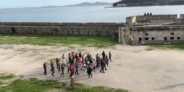 Επικό: Μπάντα ‘παρελαύνει’ σε φρούριο της Κέρκυρας παίζοντας τον ύμνο του Game of Thrones