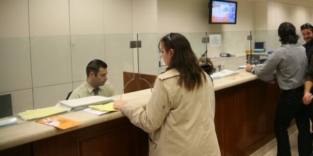 Την Πέμπτη αλλάζει το ωράριο συναλλαγών στις τράπεζες – Πώς διαμορφώνεται