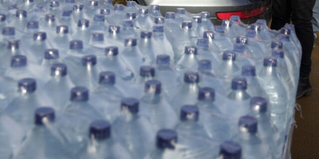 Το 90% των μπουκαλιών εμφιαλωμένου νερού περιέχουν κομμάτια πλαστικού