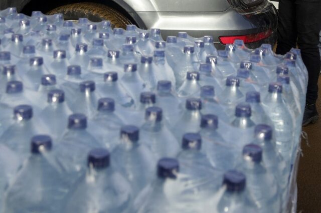 Το 90% των μπουκαλιών εμφιαλωμένου νερού περιέχουν κομμάτια πλαστικού