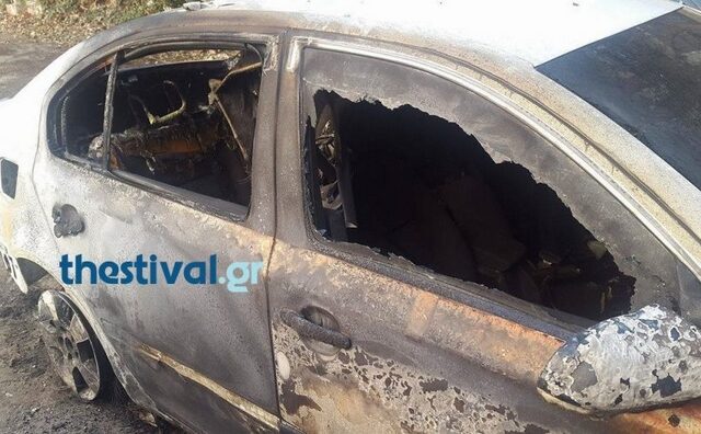 Θεσσαλονίκη: Στις φλόγες τρία οχήματα έξω από το βουλγαρικό προξενείο