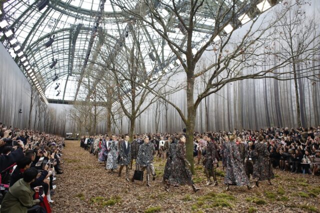 Παρίσι: Η Chanel μεταμόρφωσε το Grand Palais σε ένα πραγματικό δάσος