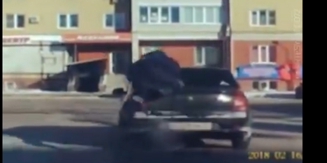 Αστυνομικός-κομάντο πηδάει πάνω σε αυτοκίνητο για να σταματήσει τον μεθυσμένο οδηγό