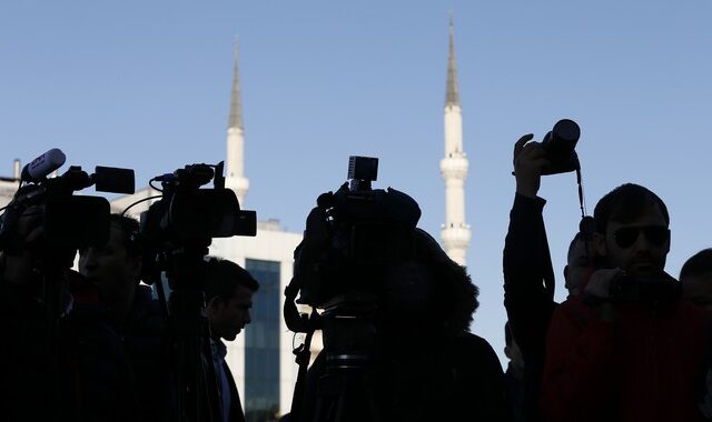 Συνεχίζεται η δίκη κατά της Cumhuriyet: Δεν το βάζουν κάτω οι δημοσιογράφοι στην Τουρκία