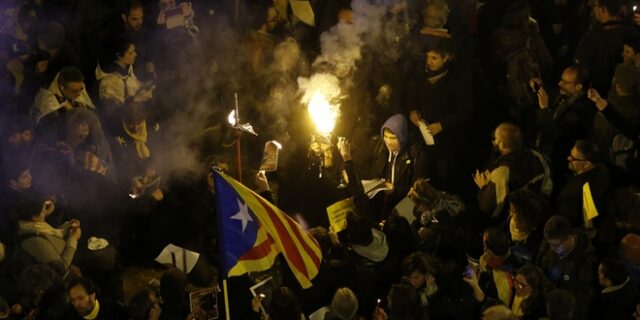 Καταλονία: Νέο ένταλμα κατά του Πουτζντεμόν – “Στο σκαμνί” 25 αυτονομιστές πολιτικοί