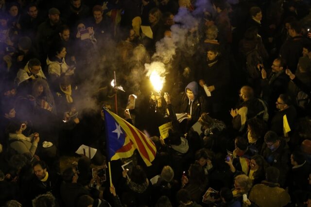 Καταλονία: Νέο ένταλμα κατά του Πουτζντεμόν – “Στο σκαμνί” 25 αυτονομιστές πολιτικοί
