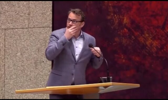 Βίντεο: Απόπειρα αυτοκτονίας στο ολλανδικό κοινοβούλιο – Άνδρας έκανε “βουτιά” στο κενό από τα θεωρία