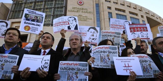 Τουρκία: Ελεύθεροι με όρους δημοσιογράφοι της αντιπολιτευόμενης εφημερίδας Cumhuriyet
