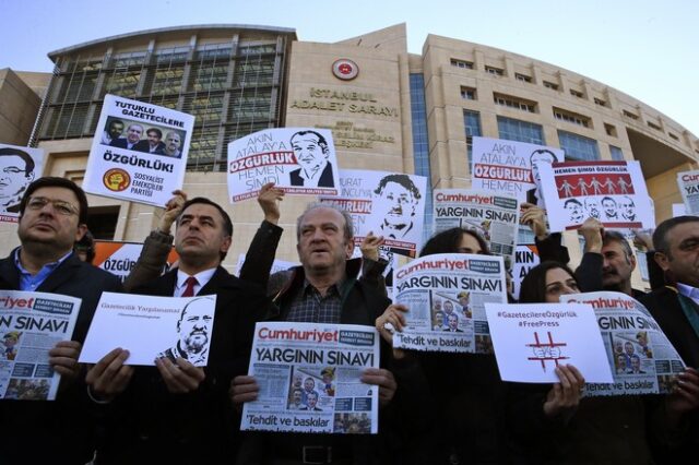 Τουρκία: Ελεύθεροι με όρους δημοσιογράφοι της αντιπολιτευόμενης εφημερίδας Cumhuriyet