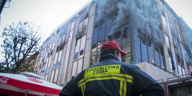Σε εξέλιξη παραμένει η πυρκαγιά στην Β΄ΔΟΥ Λάρισας – Καίγεται ολόκληρο το κτίριο