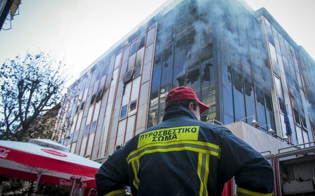 Σε εξέλιξη παραμένει η πυρκαγιά στην Β΄ΔΟΥ Λάρισας – Καίγεται ολόκληρο το κτίριο