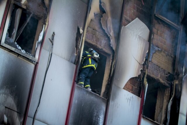 Λάρισα: Υπό μερικό έλεγχο τέθηκε η πυρκαγιά στο κτίριο της Β’ ΔΟΥ