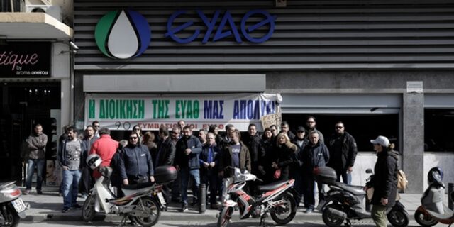 Θεσσαλονίκη: Συμβασιούχοι αλυσοδέθηκαν έξω από τα γραφεία της ΕΥΑΘ