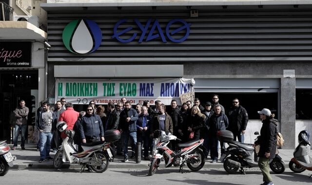 Θεσσαλονίκη: Συμβασιούχοι αλυσοδέθηκαν έξω από τα γραφεία της ΕΥΑΘ