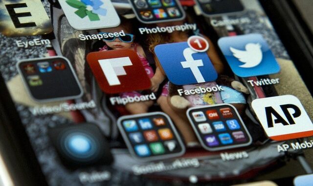 Facebook: Σε ελεύθερη πτώση η μετοχή, παρά τη συγγνώμη του Ζάκερμπεργκ