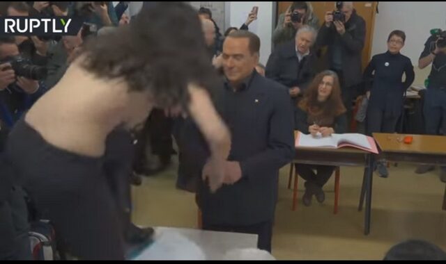 Βίντεο: Αντιμέτωπος με γυμνόστηθη Femen ο Μπερλουσκόνι την ώρα που ψήφιζε
