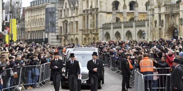 Το “αντίο” στον Στίβεν Χόκινγκ: Πλήθος κόσμου στην κηδεία του κορυφαίου αστροφυσικού