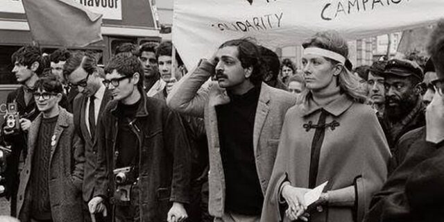 Μηχανή του Χρόνου: Όταν ο Χόκινγκ συμμετείχε με πατερίτσες στην ιστορική πορεία για το Βιετνάμ