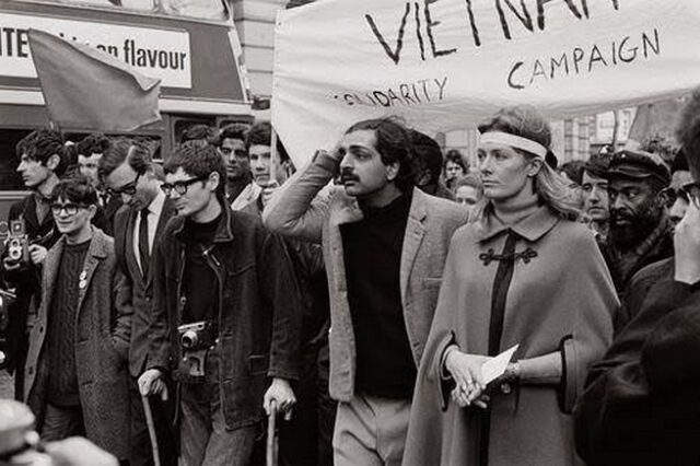 Μηχανή του Χρόνου: Όταν ο Χόκινγκ συμμετείχε με πατερίτσες στην ιστορική πορεία για το Βιετνάμ