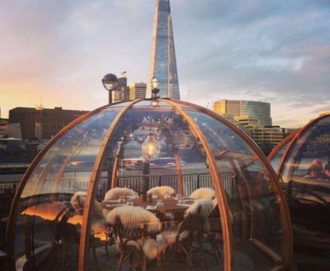 Λονδίνο: Δείπνο σε ιγκλού με φόντο τις όχθες του Τάμεση