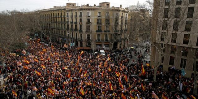 Ισπανία: Χιλιάδες άνθρωποι στους δρόμους υπέρ της ενότητας της χώρας