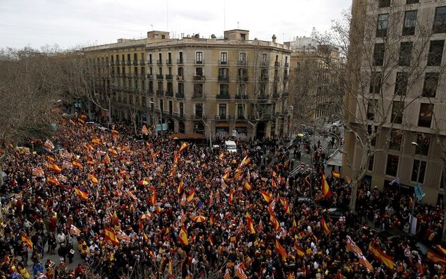 Ισπανία: Χιλιάδες άνθρωποι στους δρόμους υπέρ της ενότητας της χώρας