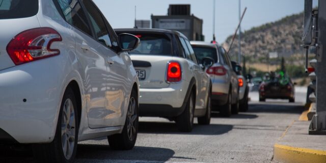 Κυκλοφοριακά προβλήματα στην Λ. Αθηνών στο Χαϊδάρι εξαιτίας σπασμένου αγωγού ΕΥΔΑΠ
