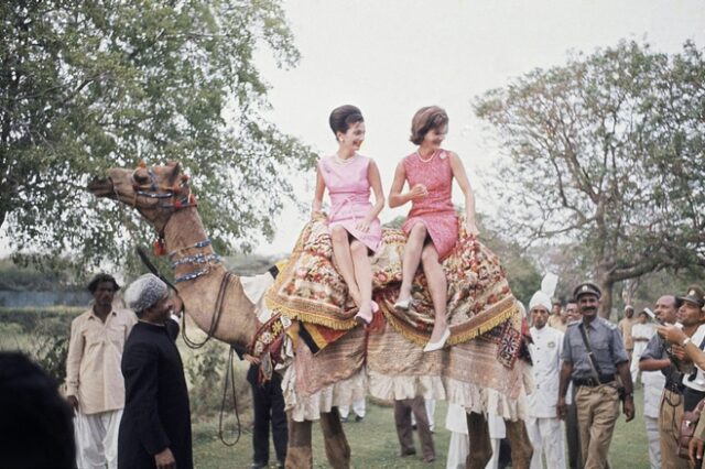 Όταν η Τζάκι Κένεντι ανέβαινε στην πλάτη μιας καμήλας