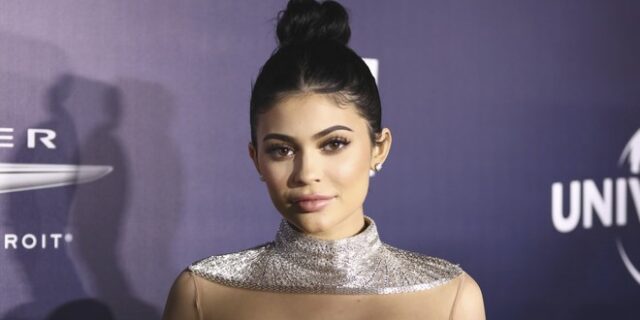 Kylie Jenner: Έδειξε το πρόσωπο της κόρης της και προκάλεσε χαμό στα social media