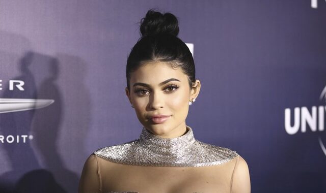 Kylie Jenner: Έδειξε το πρόσωπο της κόρης της και προκάλεσε χαμό στα social media