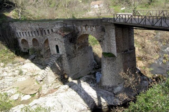 Η γέφυρα της Καρύταινας: Το ιστορικό πέτρινο γεφύρι που κοσμούσε το πεντοχίλιαρο