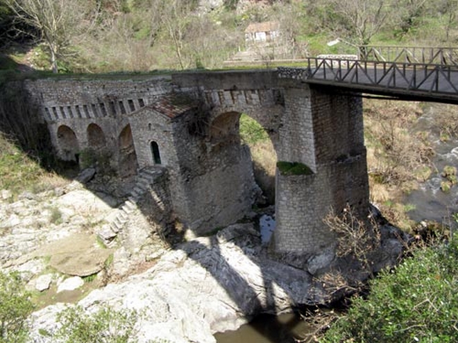 Η γέφυρα της Καρύταινας: Το ιστορικό πέτρινο γεφύρι που κοσμούσε το πεντοχίλιαρο