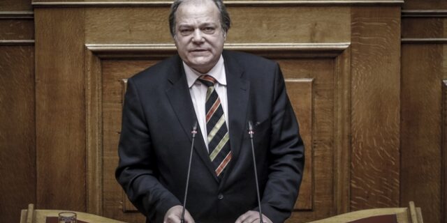Βουλή: Ξενοφοβική επίθεση Κατσίκη στον Πρόεδρο του Φόρουμ Προσφύγων