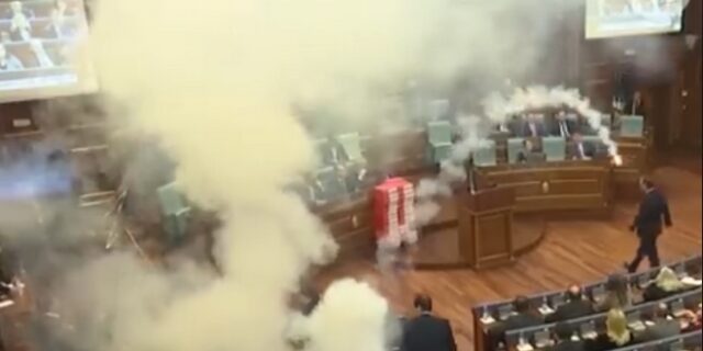 Χάος στη Βουλή στο Κόσοβο: Βουλευτές έριξαν καπνογόνα