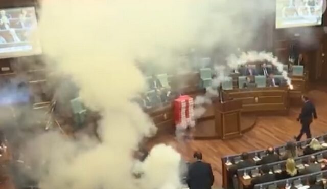 Χάος στη Βουλή στο Κόσοβο: Βουλευτές έριξαν καπνογόνα