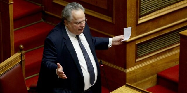 Δεν επιβεβαιώνει ο Κοτζιάς ότι είπε στη Βουλή πως “θα αργήσει η επιστροφή των δύο Ελλήνων”