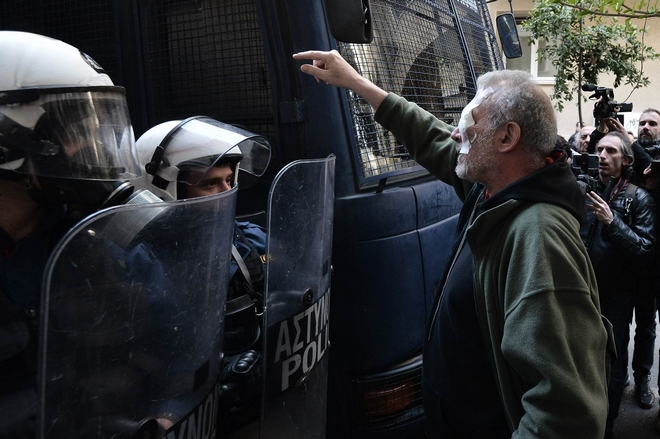 ΕΣΗΕΑ: Δημοσιογράφος τραυματίστηκε από αστυνομικούς την ώρα που κάλυπτε τους πλειστηριασμούς