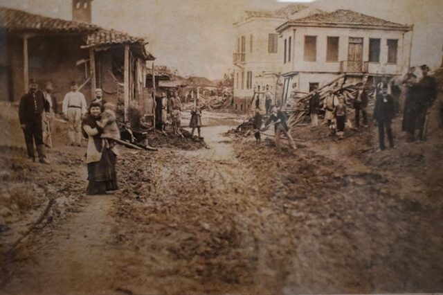 Σπάνιες φωτογραφίες από τις πλημμύρες της Λάρισας πριν από 135 χρόνια