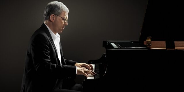 Ο Γιώργος Λαιμός  σε μια μεγάλη συναυλία στο Μέγαρο Μουσικής Αθηνών για καλό σκοπό