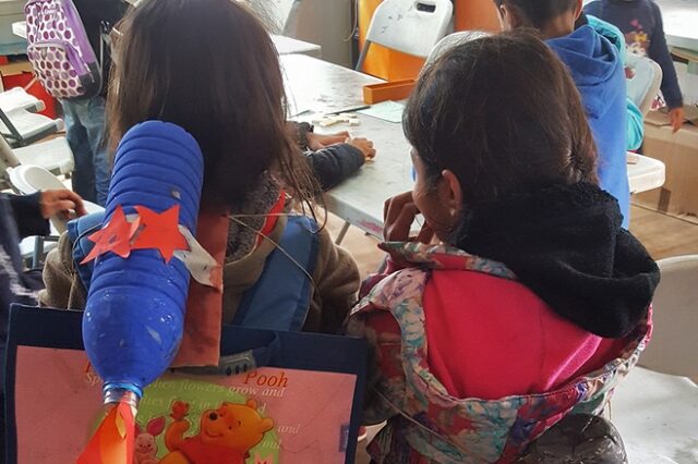 Τα προσφυγόπουλα βγαίνουν από τα hotspot και παίζουν με τα παιδιά της ηλικίας τους